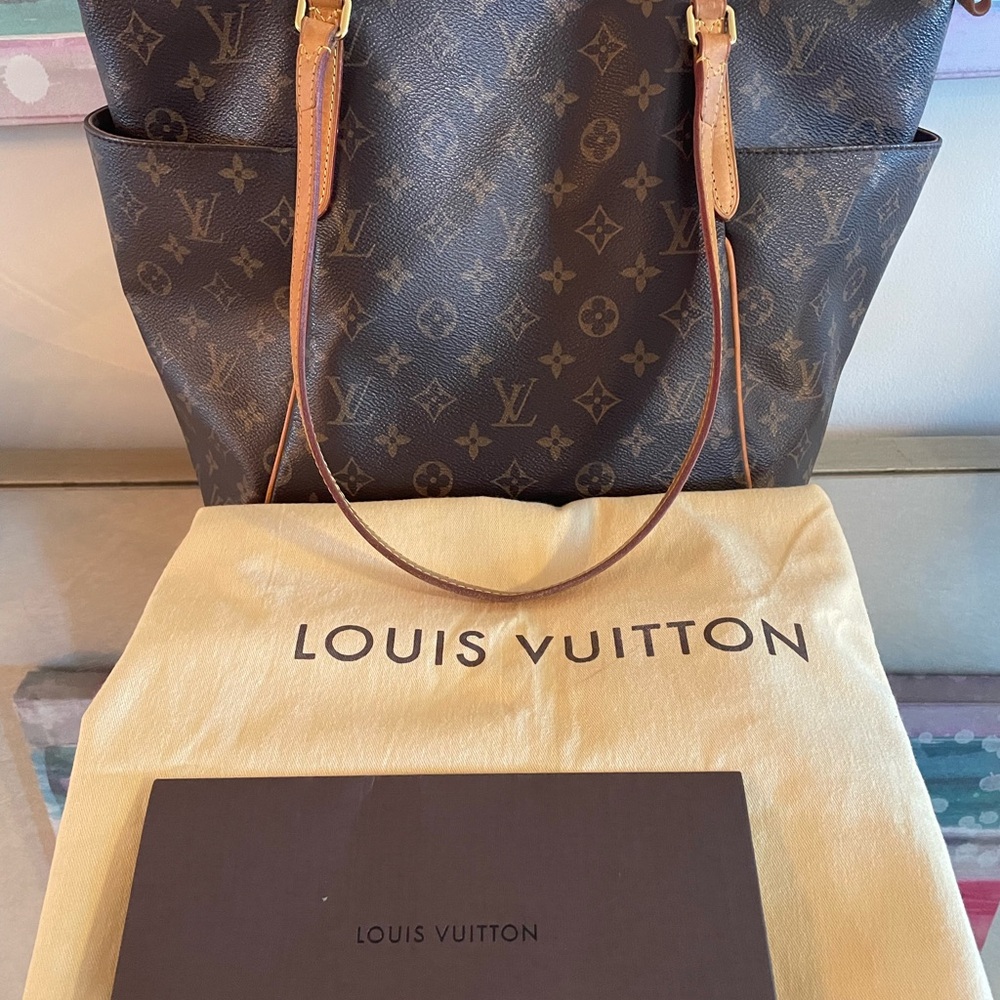 Fabulous authentic Louis Vuitton tote bought in Paris in 2014 dust bag/recipt - Picture 2 of 8